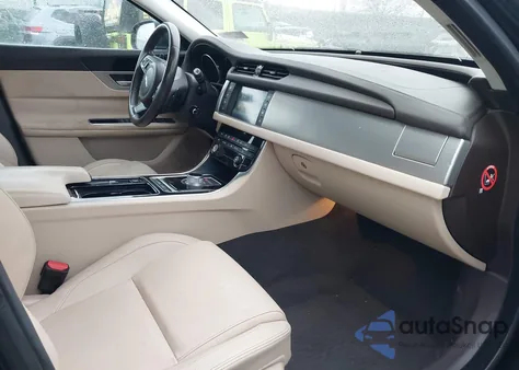 2017 Jaguar Xf 35T Premium z USA, uszkodzony, nr VIN SAJBD4BV7HCY34551